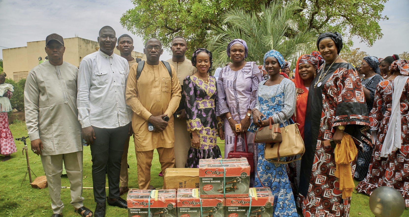 Groupe de participants avec du matériel remis lors de la célébration du 8 mars 2026 à Koulikoro.